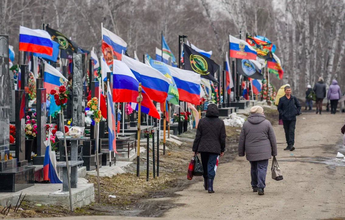 Фото Погибшие бойцы СВО, памятник Пригожину и слёзы родных. Как новосибирцы почтили умерших на Радоницу – репортаж с Гусинобродского кладбища 5